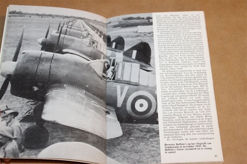 De Val van Singapore — Fotoboek — Japanse Invasie 1942, Ophalen of Verzenden, Tweede Wereldoorlog, Gelezen, Overige onderwerpen