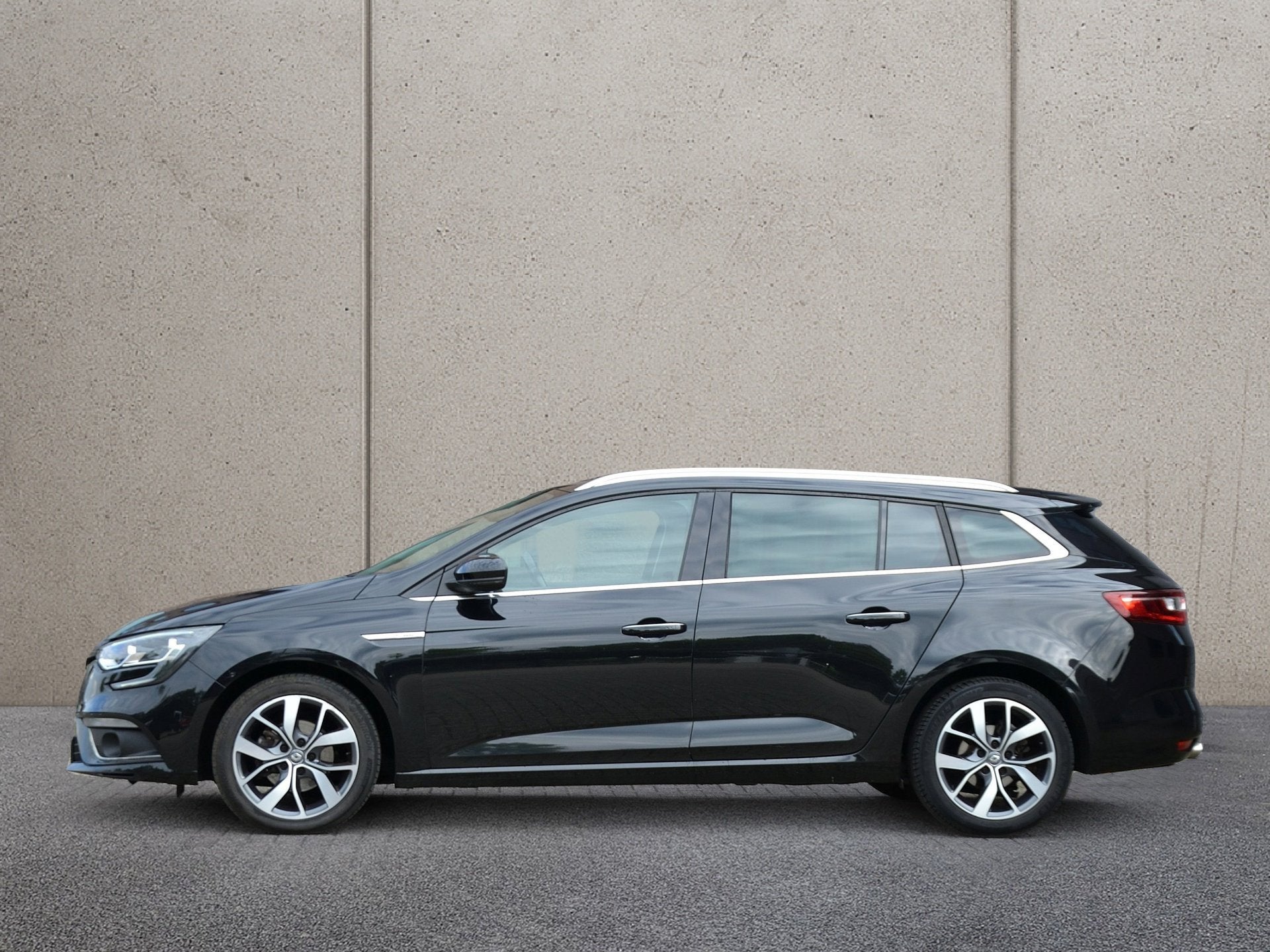 Renault Mégane Estate 1.2 TCe Bose | Trekhaak | Cruise | NA, Voorwielaandrijving, Gebruikt, 4 cilinders, Parkeersensor