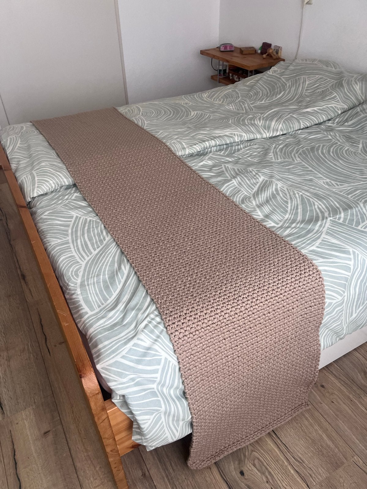 Mooie gehaakte bedloper in taupe kleur, Beige, Overige materialen, Ophalen of Verzenden, Overige merken
