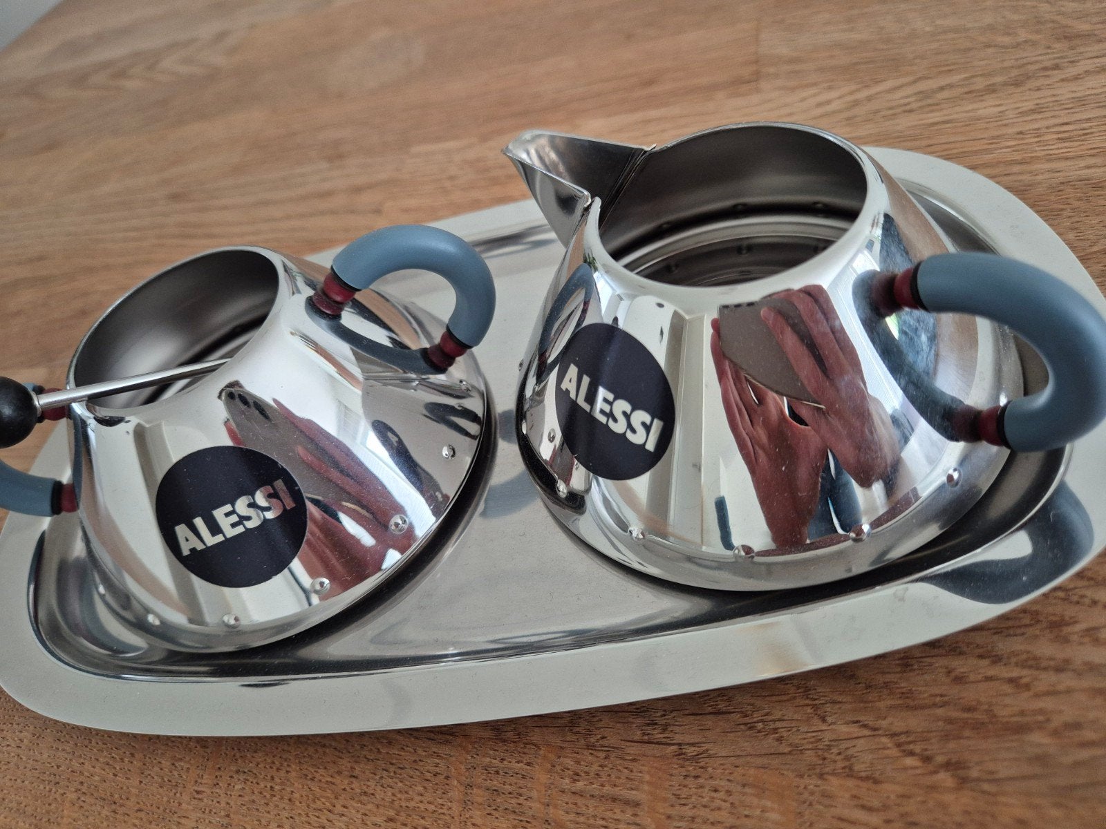 Alessi suikerpot, melkkan en lepeltje op dienblad, Ophalen of Verzenden, Gebruikt, Rvs of Chroom, Los bestek
