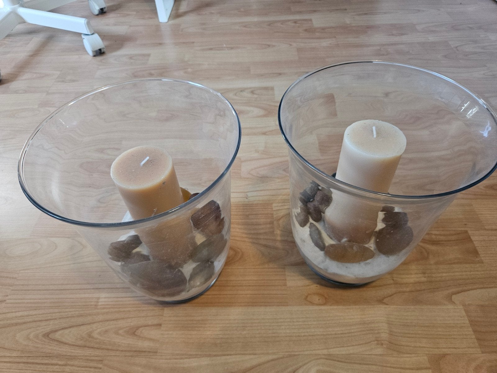 Set van 2 glazen windlichten met kaarsen en decoratie, Ophalen of Verzenden, Gebruikt, Glas, Windlicht