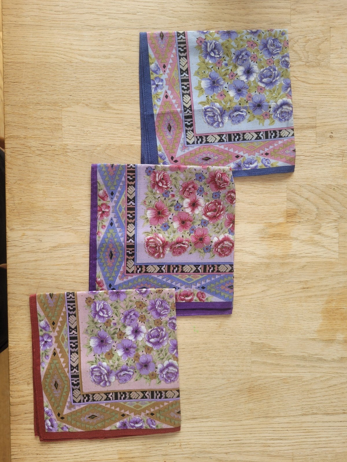 Set 3 vintage mid-century dames zakdoeken bloemenprint, Antiek en Kunst, Antiek | Kleden en Textiel, Ophalen of Verzenden