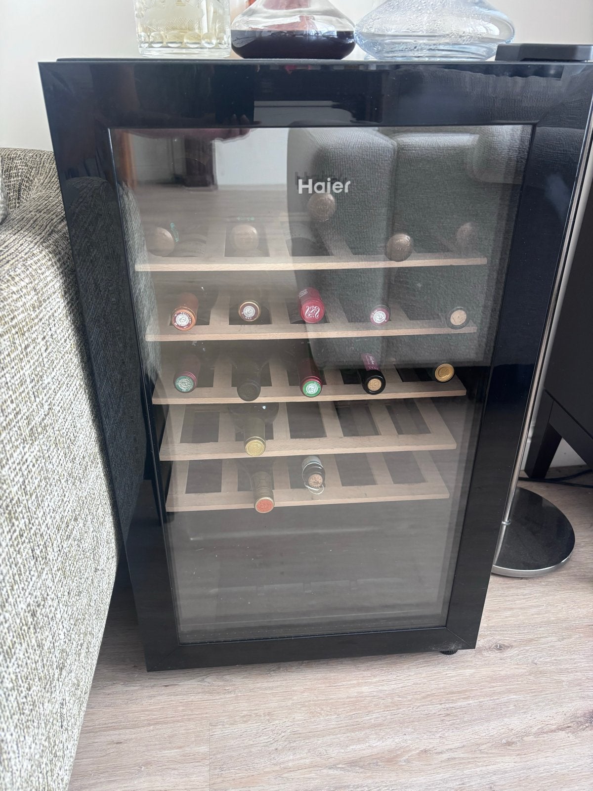 Haier Wijnkoelkast - Perfect voor uw wijncollectie, Zonder vriesvak, 75 tot 100 liter, Zo goed als nieuw, 45 tot 60 cm