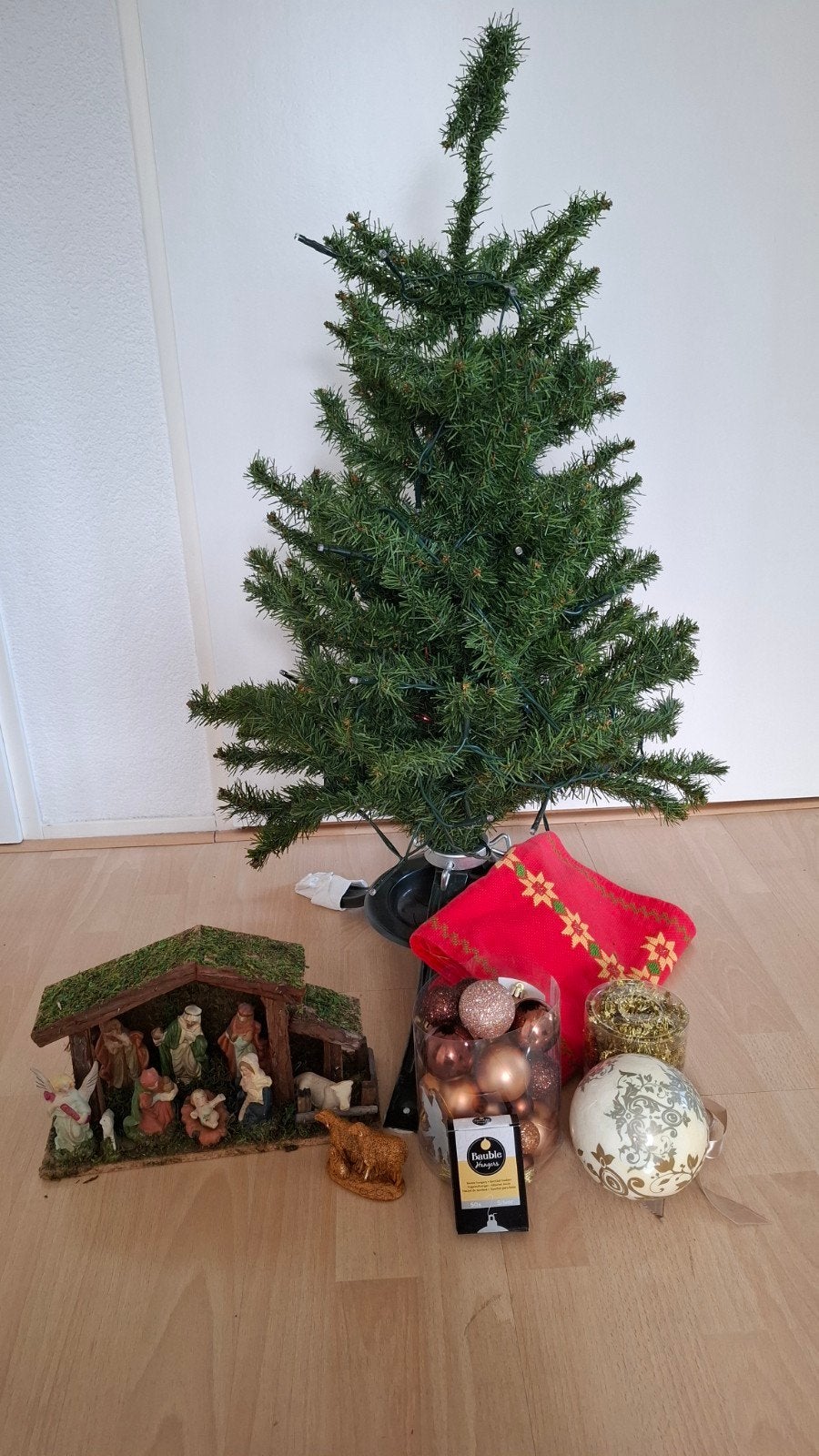 kerstboompje, kerststal met kerstspulletjes, Diversen, Kerst, Ophalen