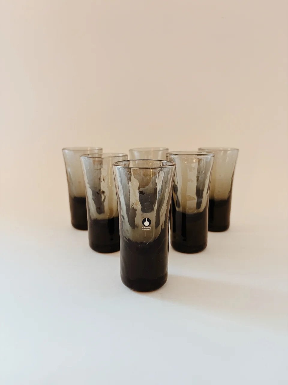 SET VAN 6 VINTAGE SHOTGLAZEN IN ROOKGLAS | PUKEBERG SWEDEN, -, -, Overige typen, Ophalen of Verzenden