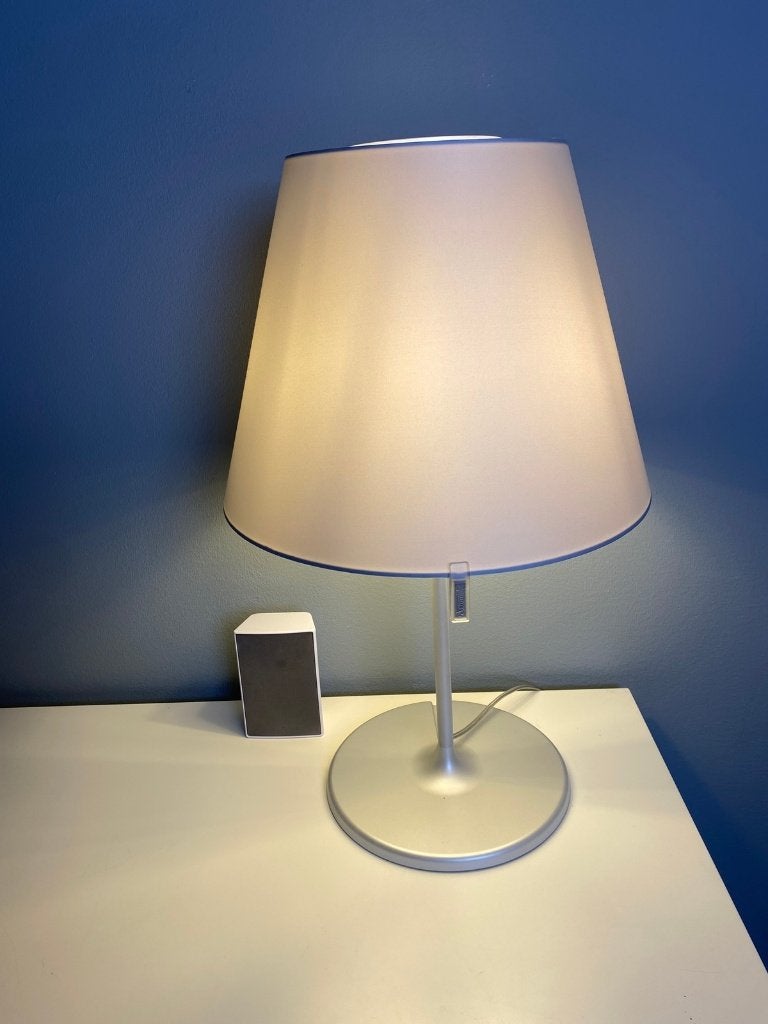 Artemide Melampo tafellamp – witte kap met aluminium bies, Zo goed als nieuw, Artemide, Ophalen, Blauw