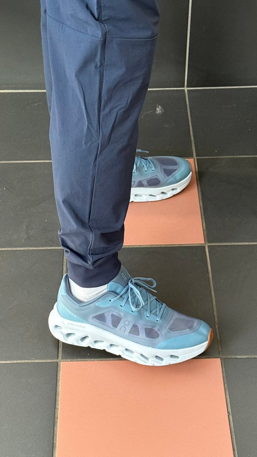 Mooie on cloud schoenen, Kleding | Dames, Schoenen, Ophalen of Verzenden, Zo goed als nieuw, Grijs, Sneakers of Gympen