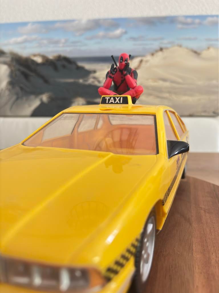 Deadpool & Wolverine Taxi Modelauto - Uniek Verzamelobject, Overige merken, Auto, 1:32 tot 1:50, Ophalen of Verzenden