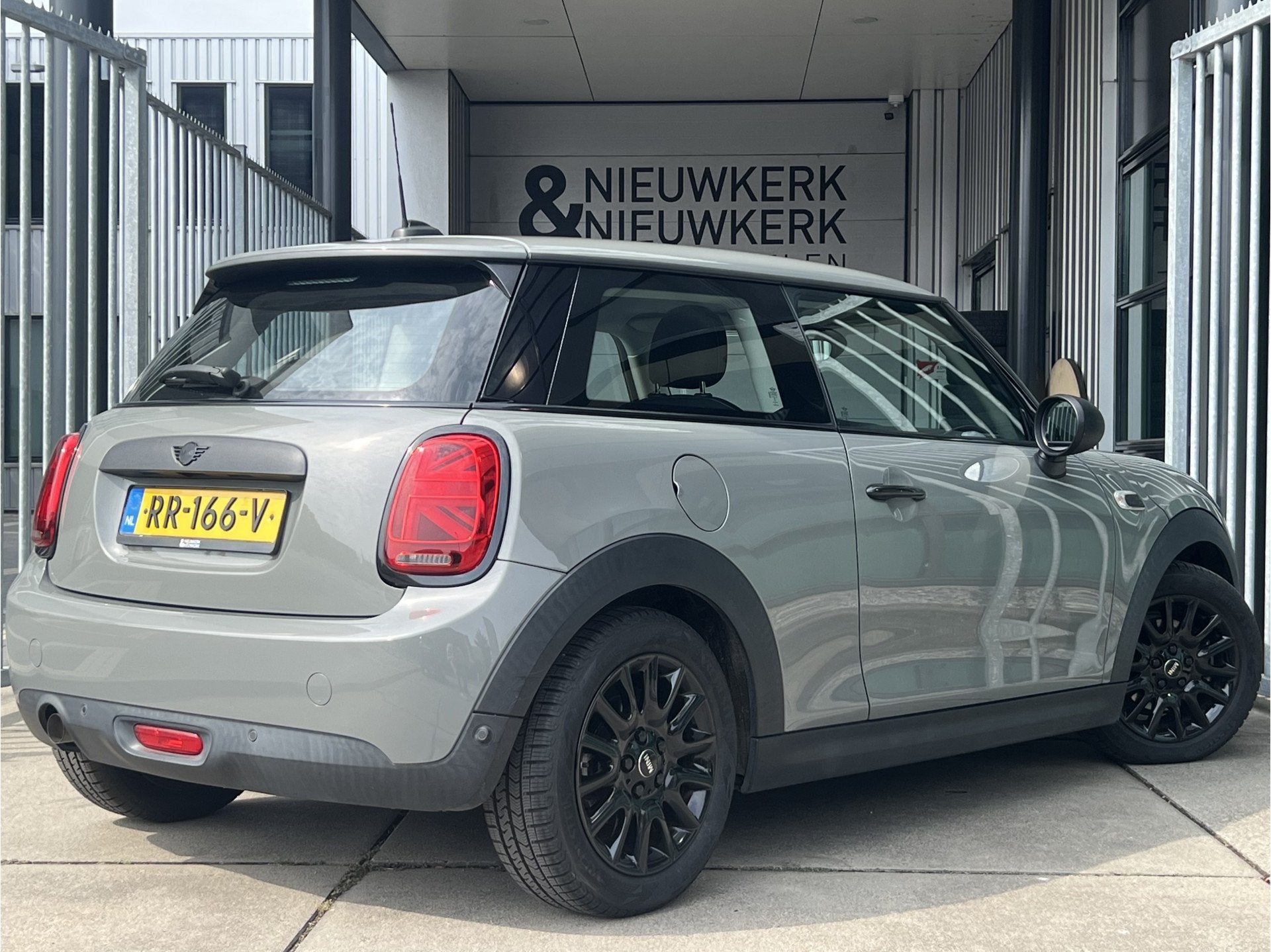 MINI 3-deurs 1.5 One Business | AUTOMAAT | NAVI | PDC V+A |, Auto's, Stof, Gebruikt, Met garantie (alle), 49 €/maand