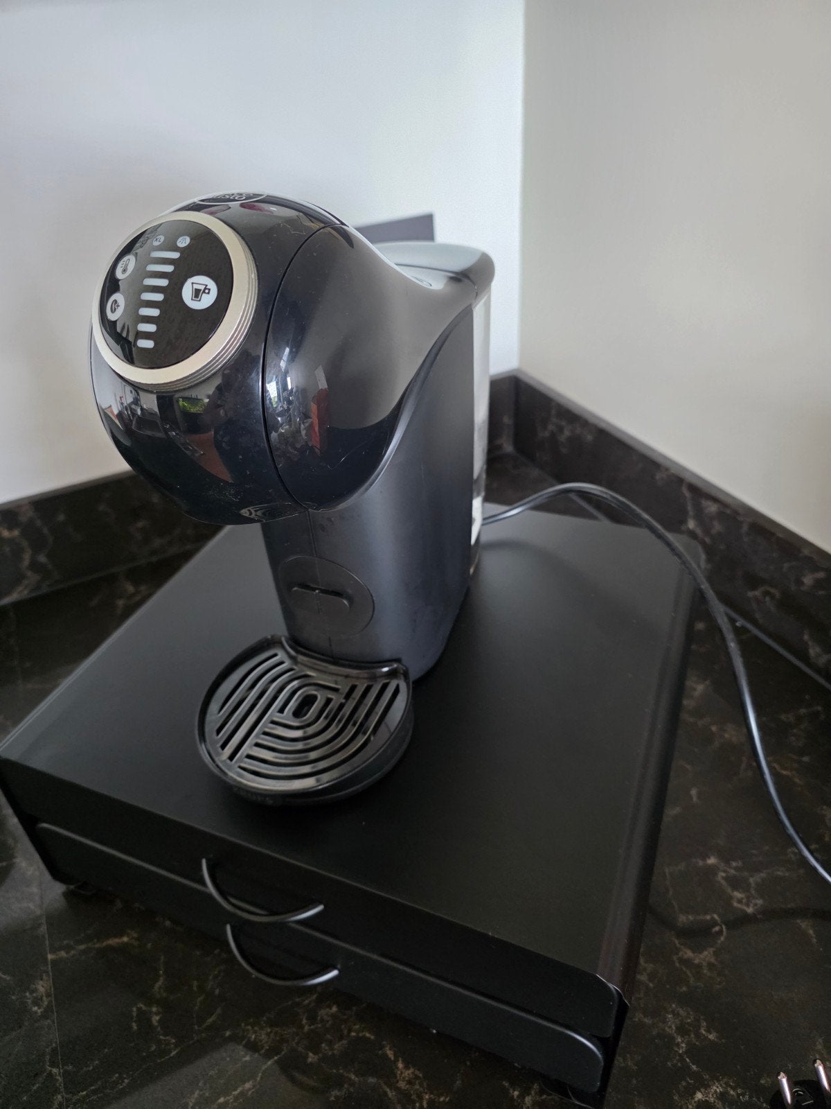 Nescafé Dolce Gusto Genio S Basic met capsulehouder, Witgoed en Apparatuur, Koffiezetapparaten, Zo goed als nieuw, Koffiepads en cups