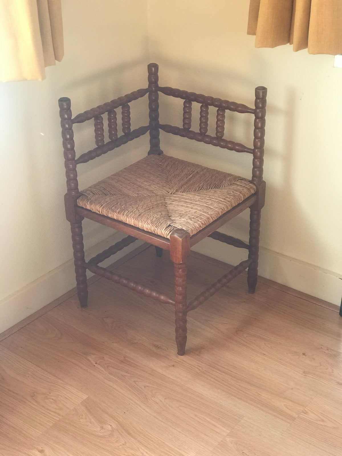 Antieke hoekstoel met biezen zitting, Antiek en Kunst, Antiek | Meubels | Stoelen en Banken, Ophalen
