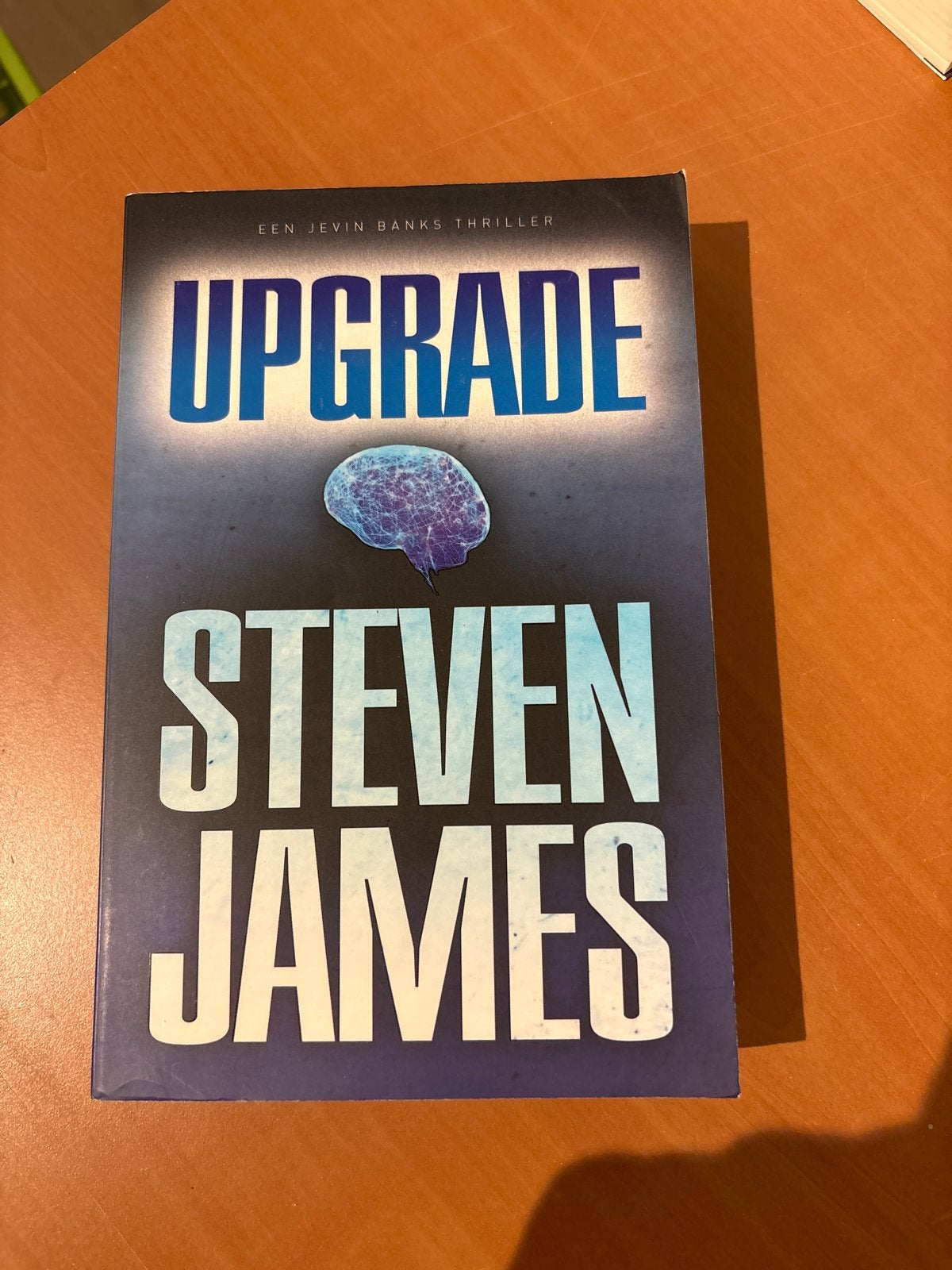 Upgrade - Een Jevin Banks Thriller van Steven James, Boeken, Ophalen, Zo goed als nieuw, Amerika