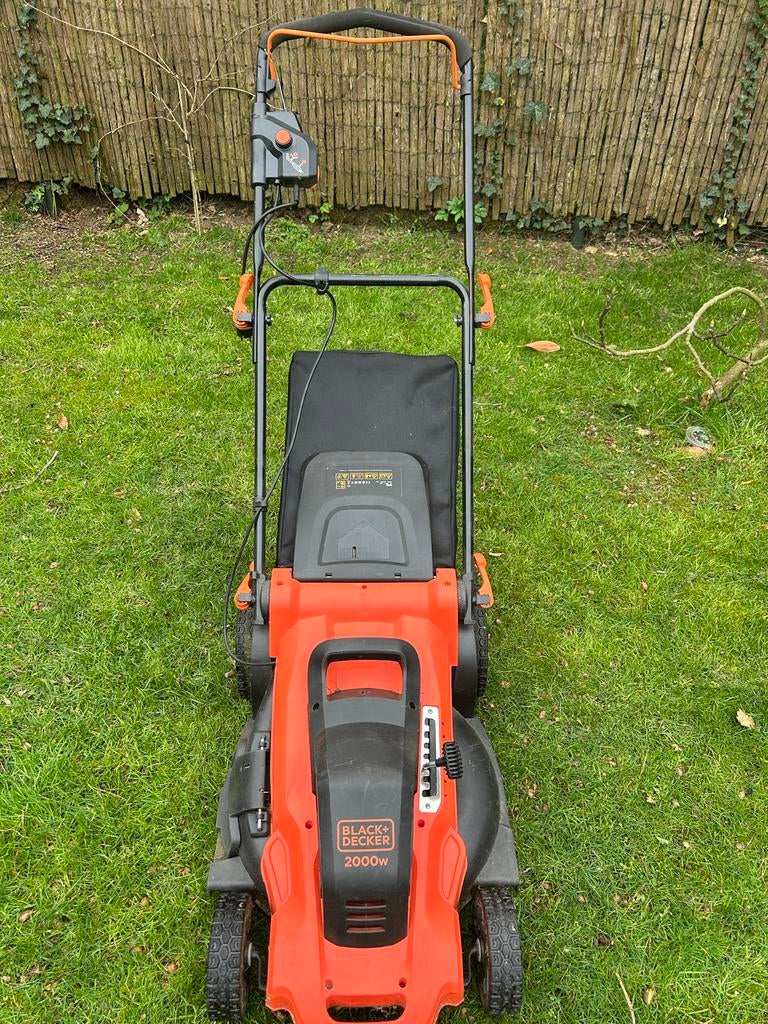 Black+Decker Elektrische Grasmaaier 2000W met Opvangzak, Tuin en Terras, Grasmaaiers, Ophalen, Cirkelmaaier, Gebruikt, Elektrische grasmaaier