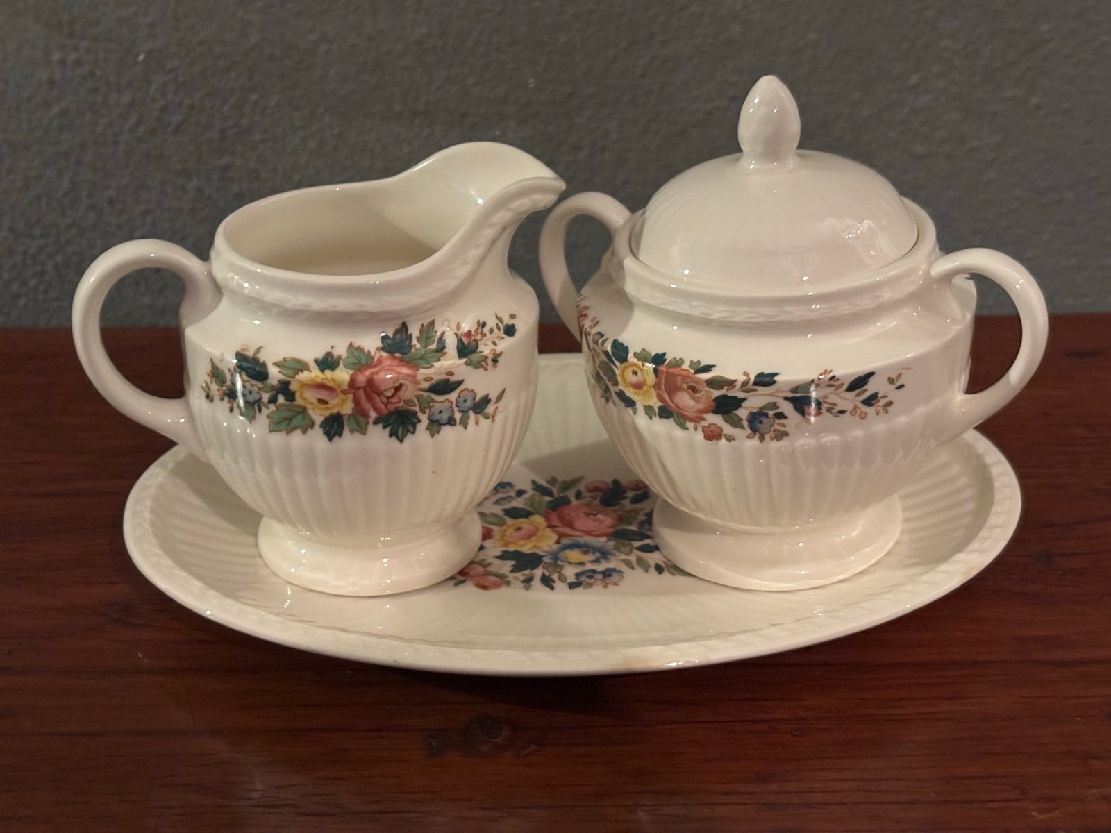 Wedgwood Conway roomstel: suikerpot, melkkan, dienblad, Huis en Inrichting, Klassiek, Overige typen, Ophalen of Verzenden, Zo goed als nieuw