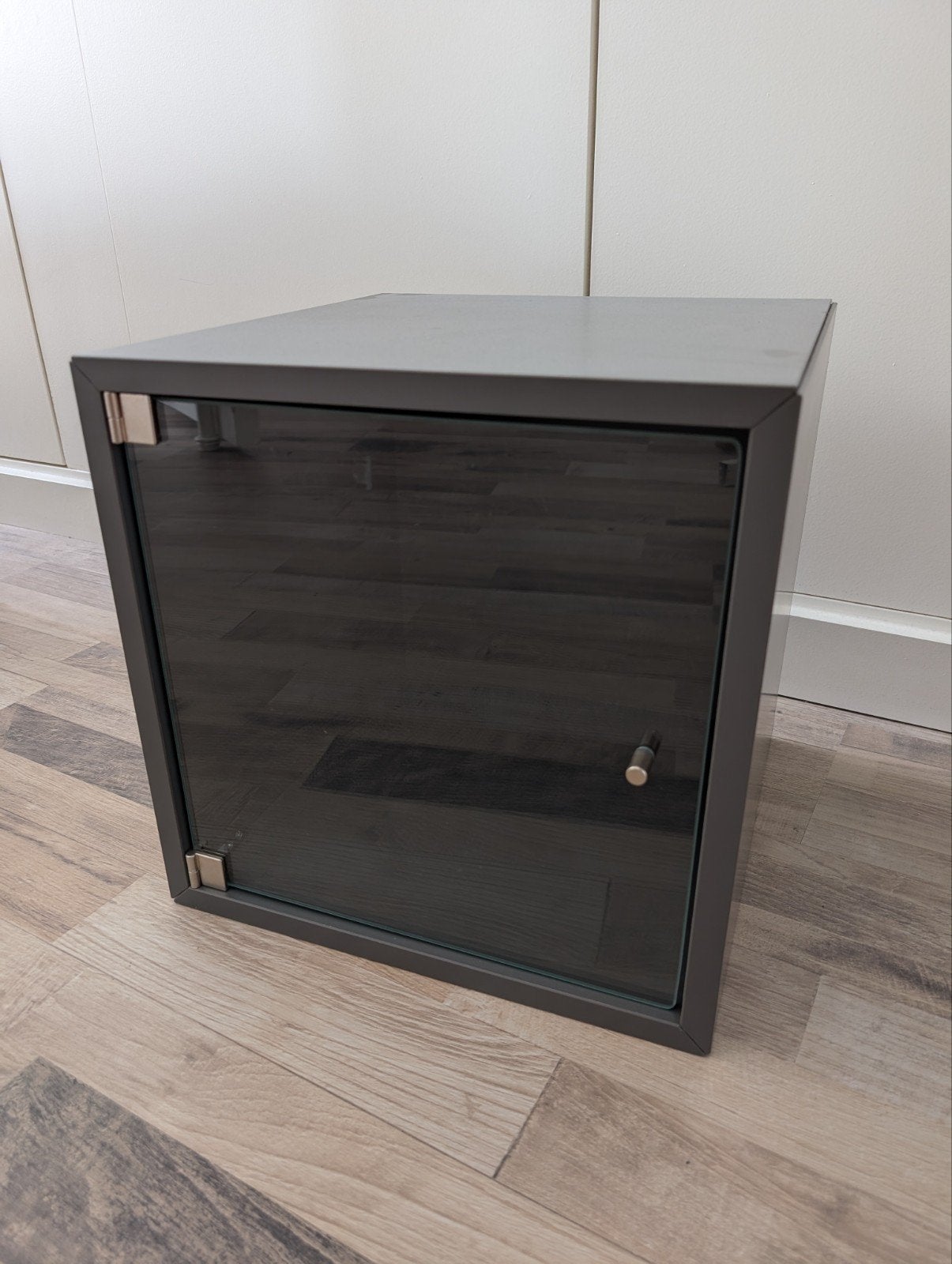 IKEA Eket met glazen deur en wandrail €10, Ophalen, Zo goed als nieuw