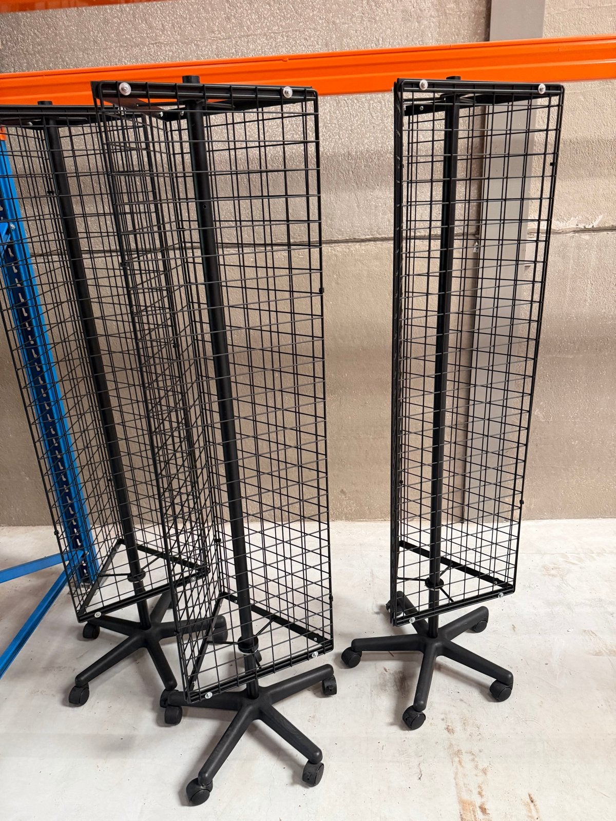 4x Verrijdbaar Winkelrek / Displayrek - 3 Zwart + 1 Blauw, Ophalen