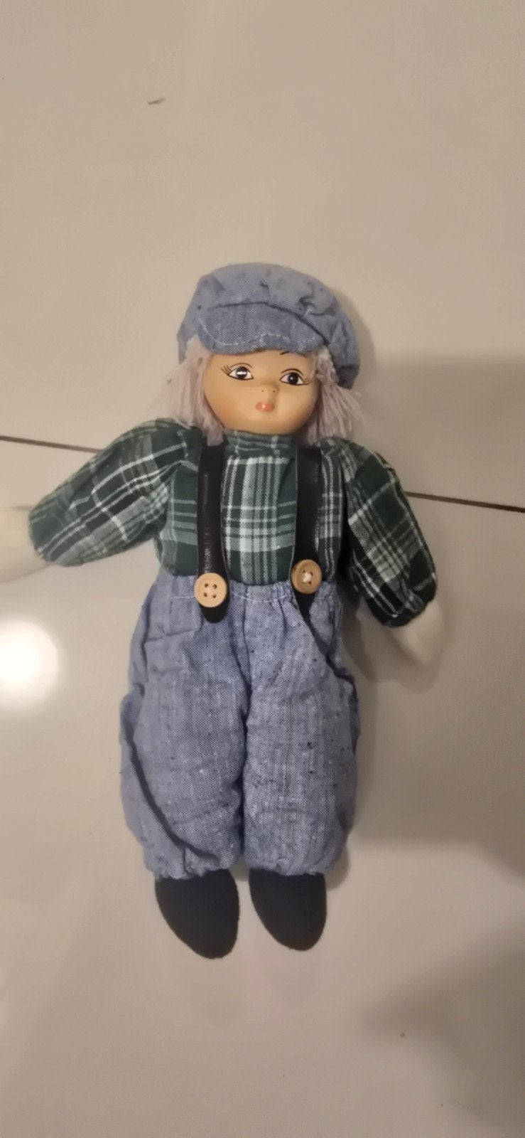 Schattige stoffen pop met geruite kleding en pet, Verzamelen, Poppen, Ophalen of Verzenden