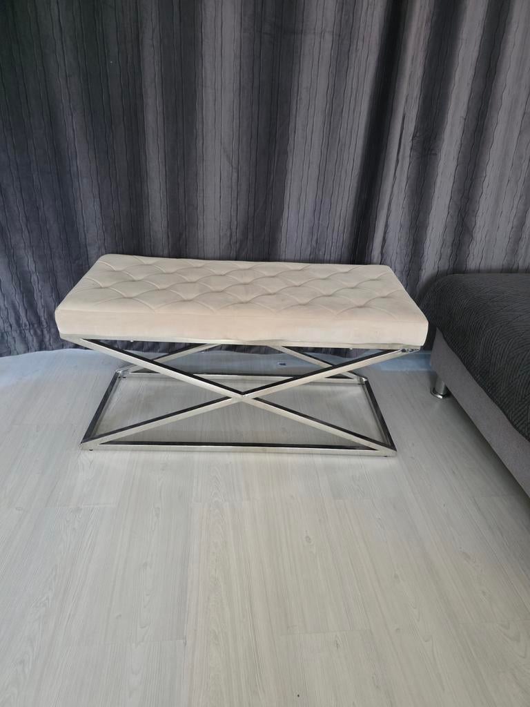 Moderne bankje/poef met chromen onderstel, Modern, Luxe, Glamour, 50 tot 75 cm, Ophalen of Verzenden, Zo goed als nieuw