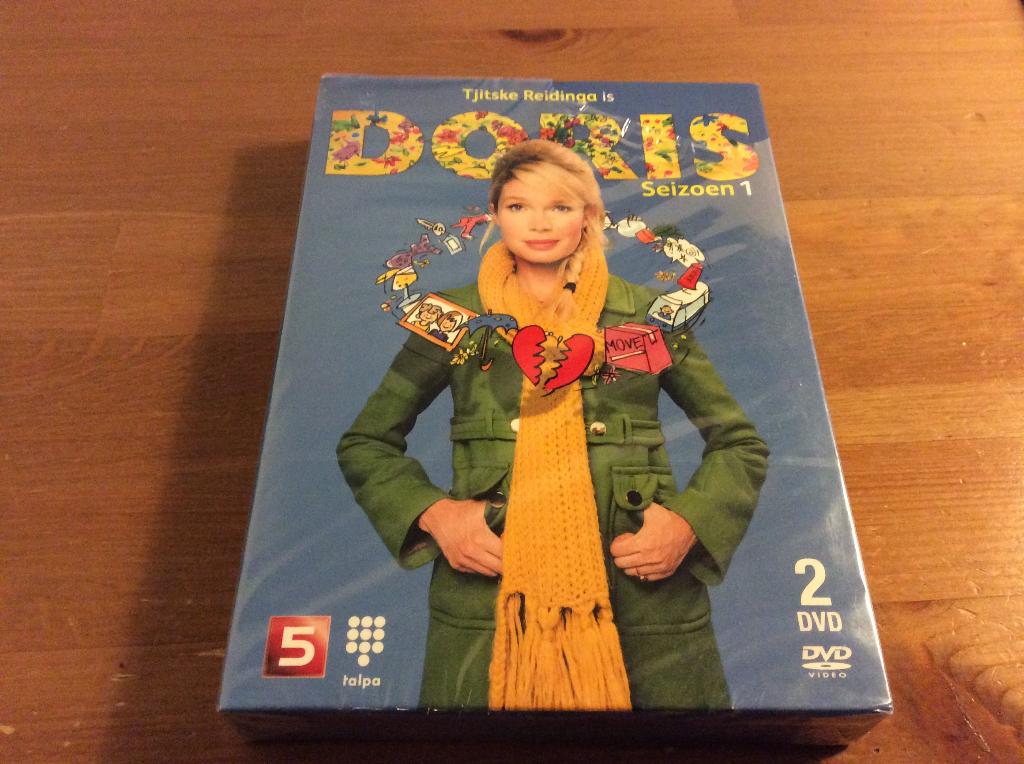 Doris. Seizoen 1 dubbel-dvd box nieuw in folie, Cd's en Dvd's, Alle leeftijden, Boxset, Ophalen of Verzenden, Komedie