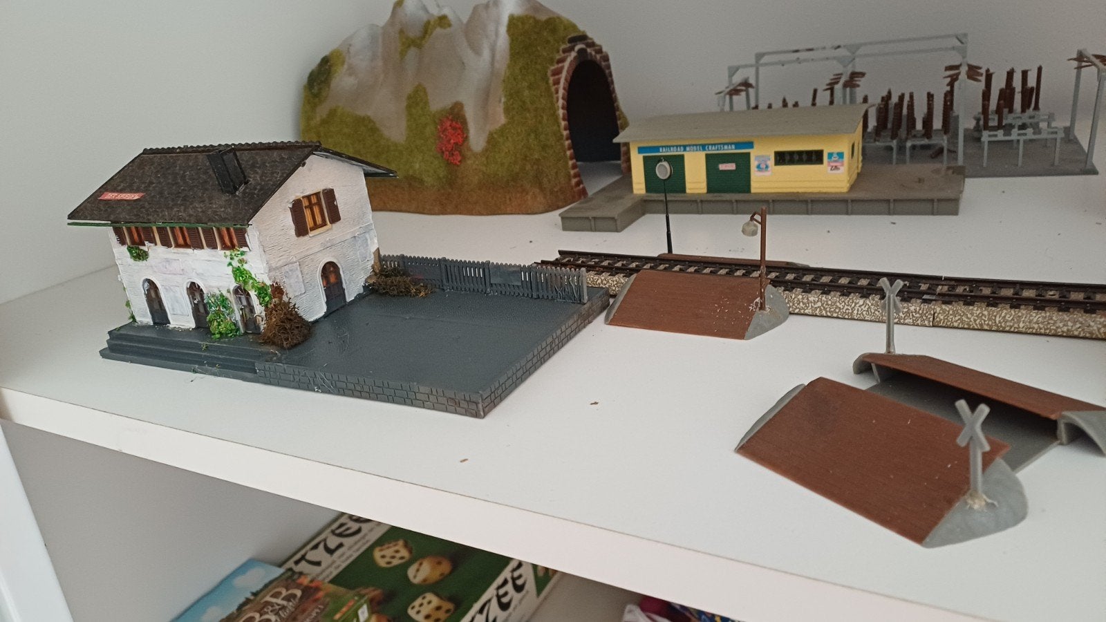 station en spoorweg overgang, Hobby en Vrije tijd, Modeltreinen | H0, Ophalen of Verzenden, Gelijkstroom of Wisselstroom, Brug, Tunnel of Gebouw