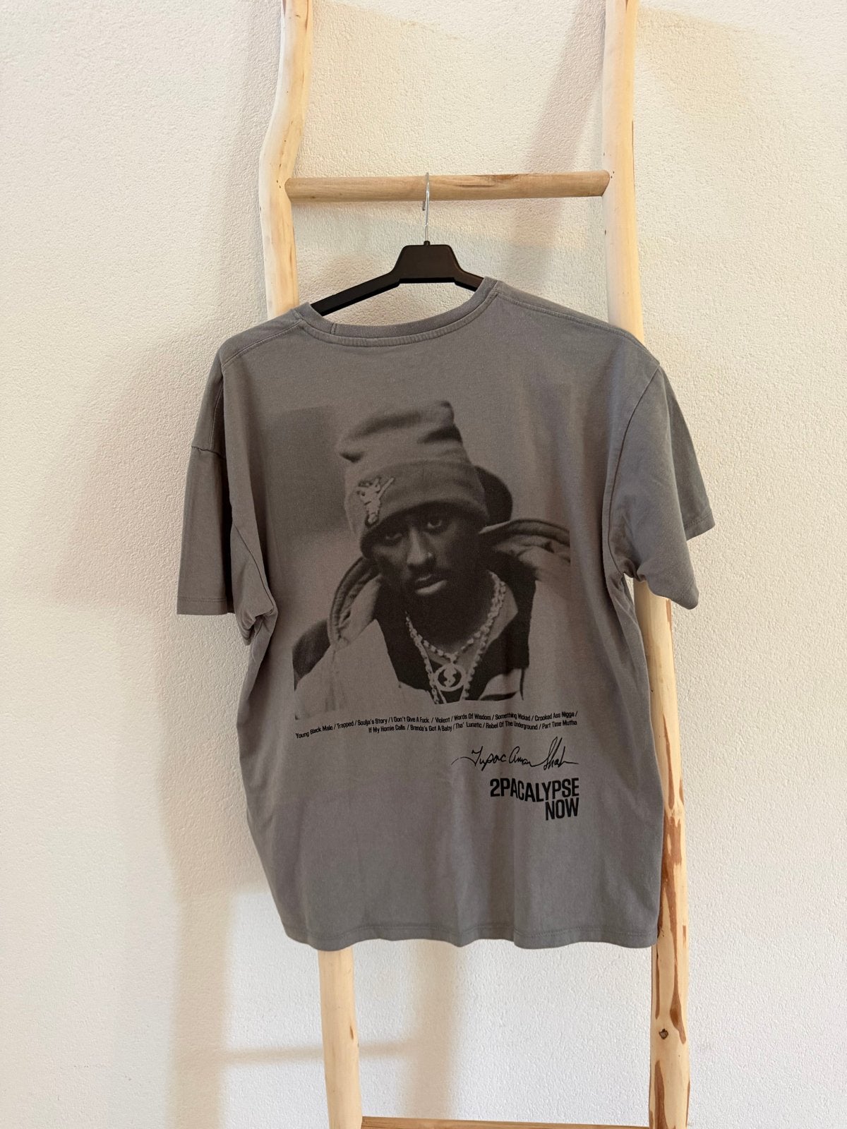 Pull & Bear x Tupac '2Pacalypse Now' T-shirt (M), Ophalen of Verzenden, Zo goed als nieuw, Maat 48/50 (M), Grijs