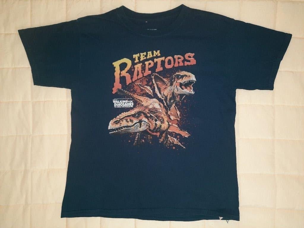 jongens shirt "Walking with Dinosaurs" maat 140 ( L1 ), Ophalen of Verzenden, Zo goed als nieuw, Jongen, Shirt of Longsleeve