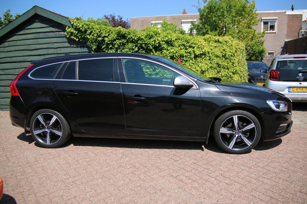 Volvo V60 2.0 T4 Momentum R-Design | Camera achter | Parkeer, Auto's, Volvo, Automaat, Gebruikt, 4 cilinders, Zwart