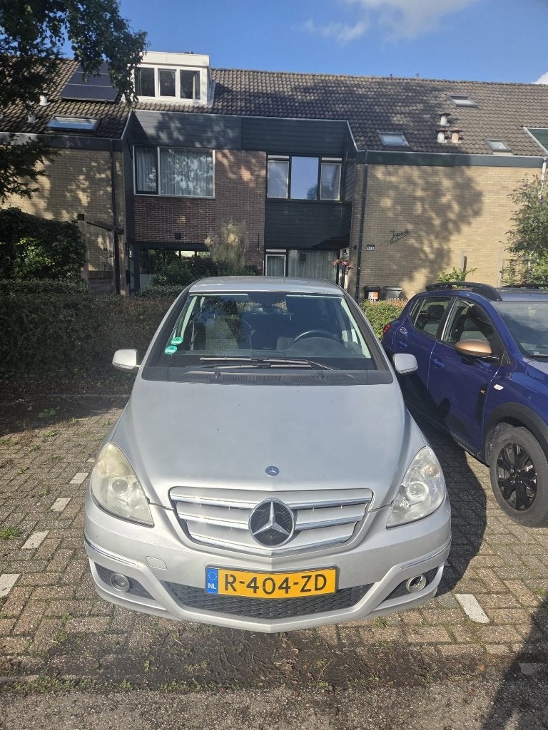 Mercedes-Benz B180 (W245) uit 2011, Auto diversen, Ophalen, Mercedes-Benz, Handgeschakeld, Zilver of Grijs
