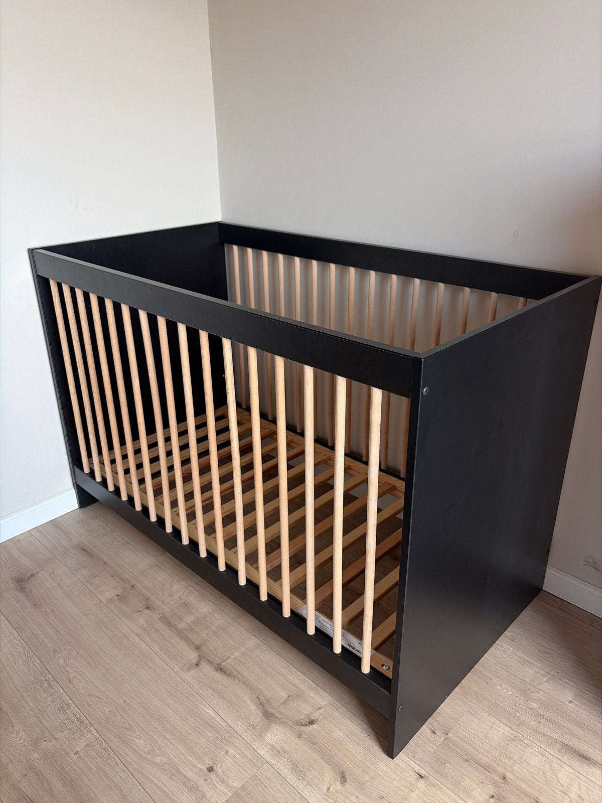 Ledikant, zwart met houten spijlen, inclusief matras IKEA, Ophalen, Zo goed als nieuw, Ledikant