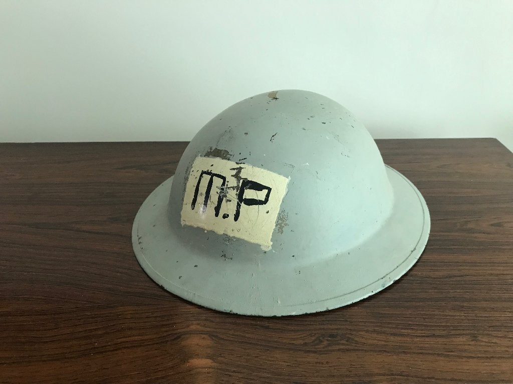 Oude metalen helm MP, Verzamelen, Ophalen of Verzenden, Landmacht, Nederland, Helm of Baret