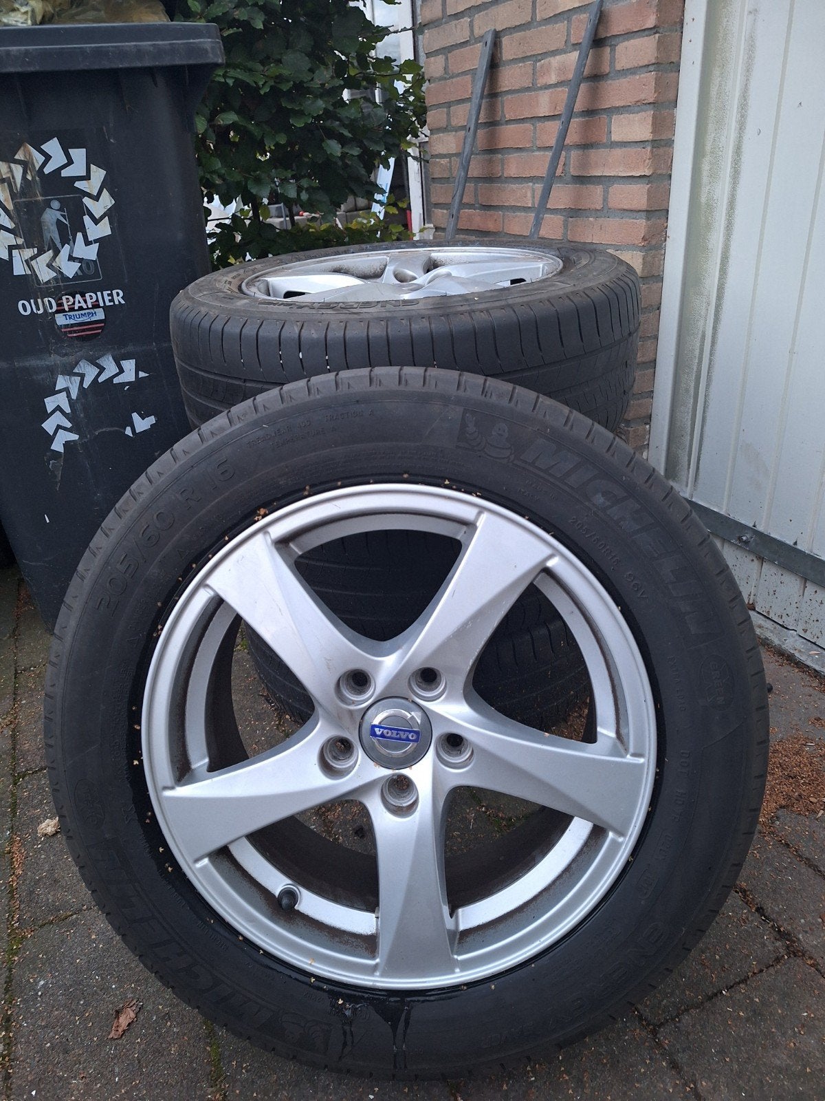 Volvo 16 inch velgen met zomerbanden - 205/60 R16, Auto-onderdelen, Ophalen, Gebruikt, 16 inch, Banden en Velgen