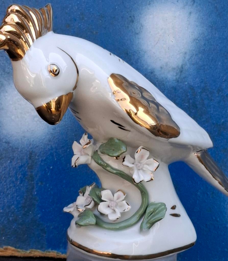 KAKETOE. Porselein. 13 cm. Floraal geornamenteerd., Ophalen of Verzenden, Zo goed als nieuw, Vogel, Beeldje of Figuurtje