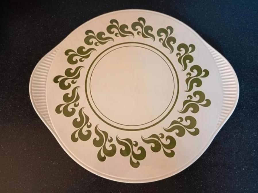 Vintage Schaal / Taart Plateau met Groen Design, Gebruikt, Porselein of Keramiek, Schaal, Rond