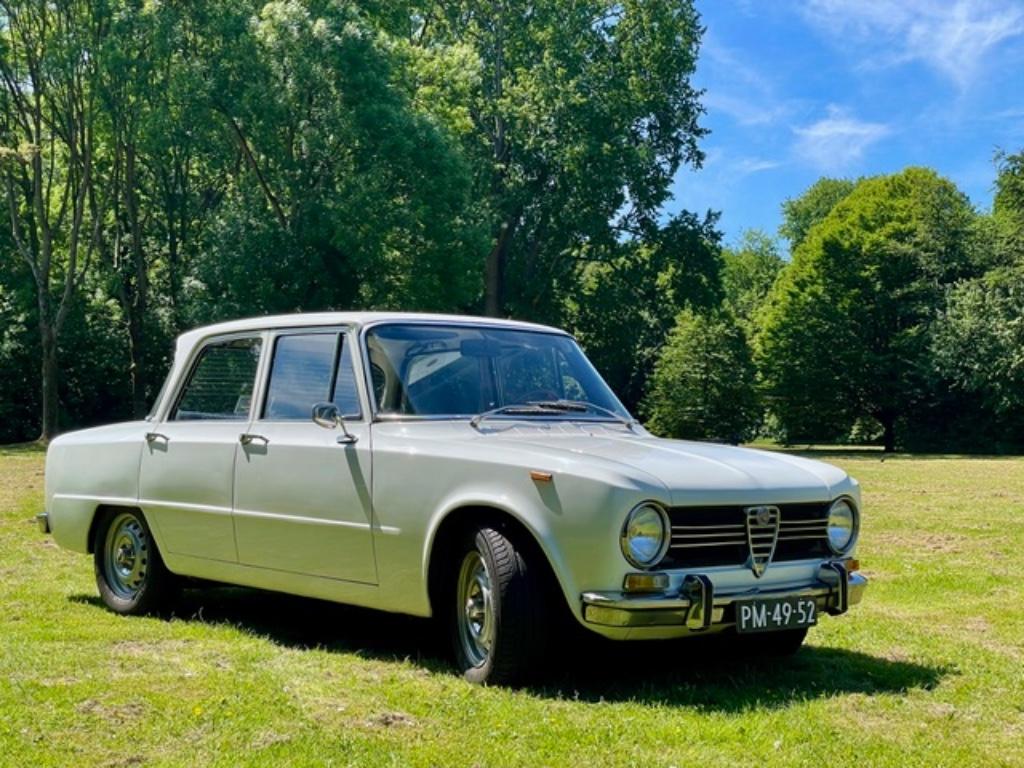 Wat een enorm lekkere witte Alfa Romeo Giulia 1300 Super !, Achterwielaandrijving, Zwart, 4 cilinders, 990 kg