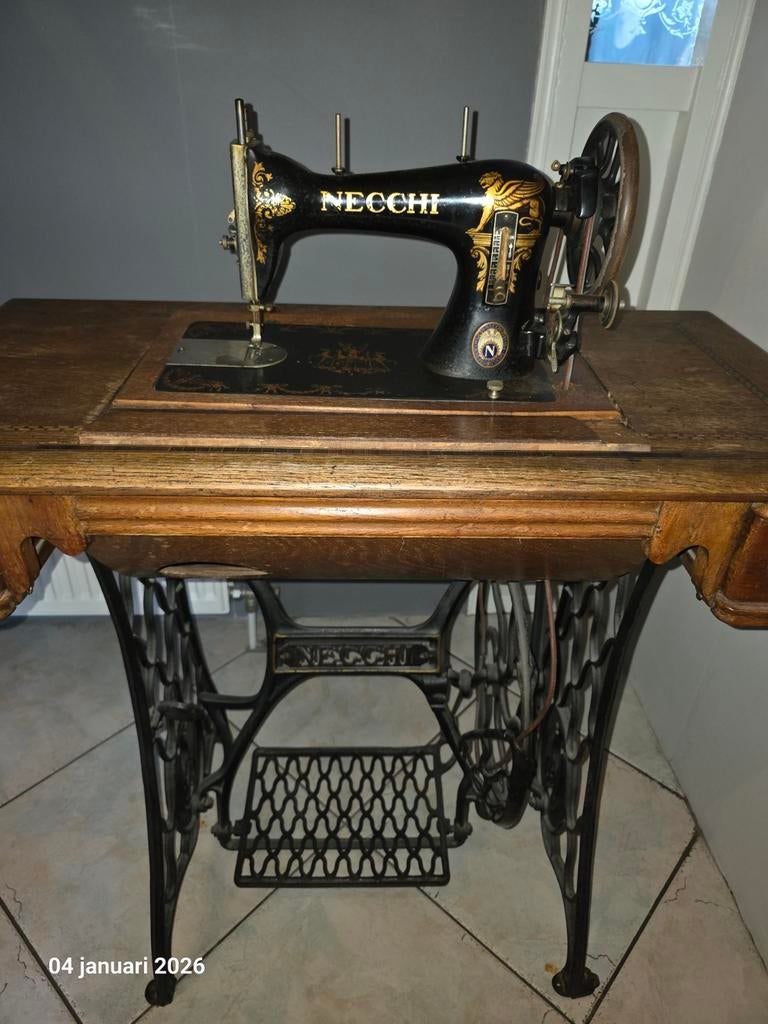 Antieke Necchi Trapnaaimachine, Ophalen