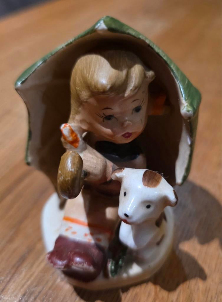 Vintage meisje met hond onder paraplu beeldje, Verzamelen, Beelden en Beeldjes, Ophalen of Verzenden, Zo goed als nieuw, Mens