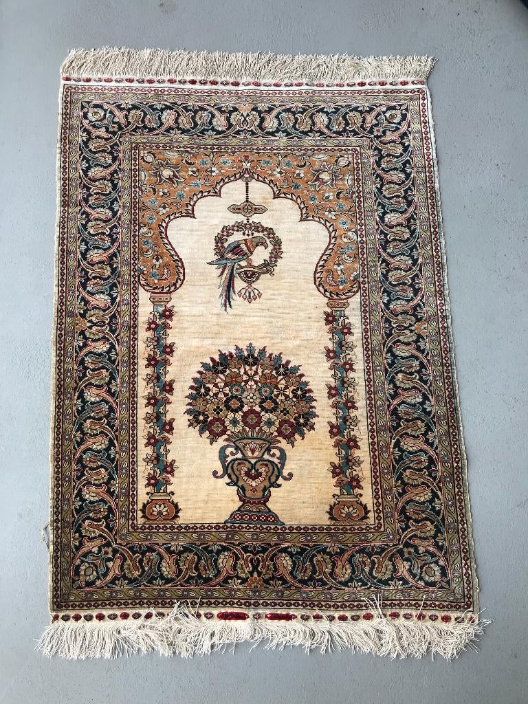 oud handgeknoopt zijde tapijt met vogel, Gebruikt, Rechthoekig, Overige kleuren, 100 tot 150 cm