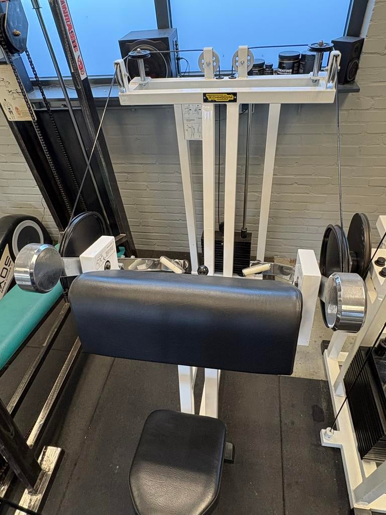 Technogym Arm Curl - Professionele Biceps Machine, Gebruikt, Krachtstation, Armen, Ophalen of Verzenden