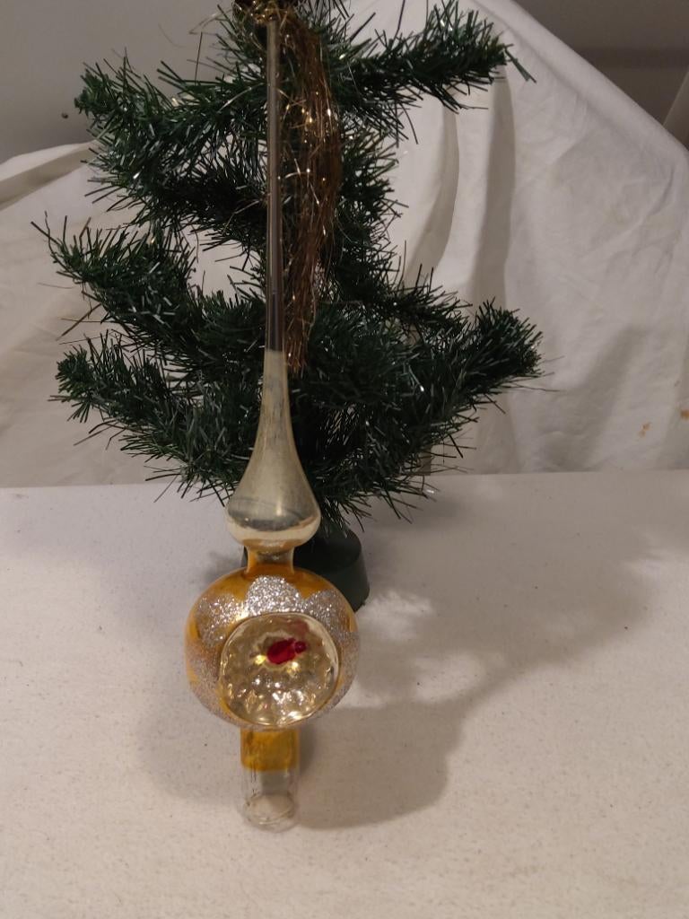 Oude piek met pluim en deuk., Diversen, Kerst, Ophalen of Verzenden, Gebruikt