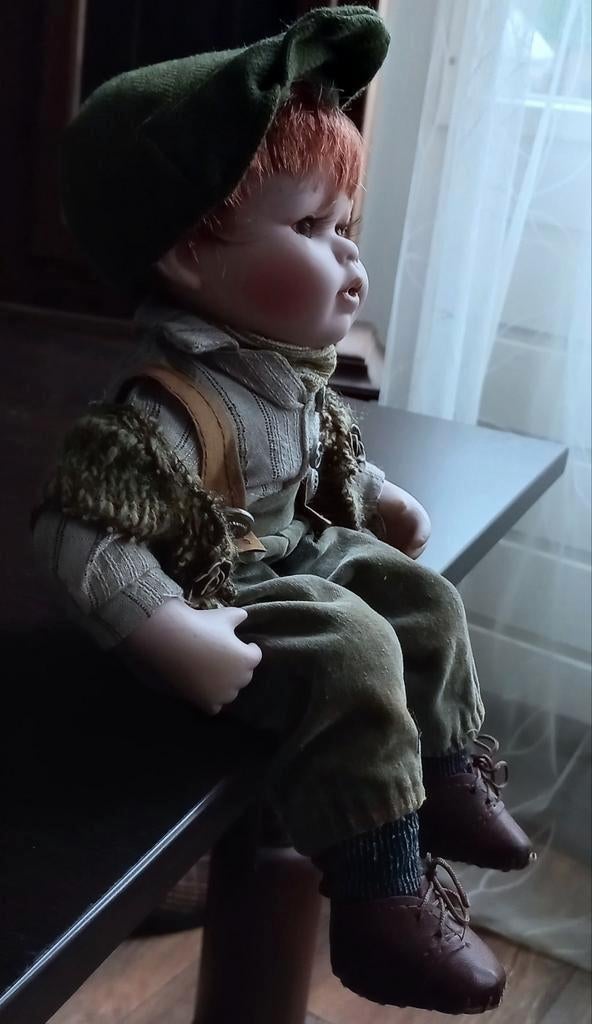 Een charmant keramieken popje van een lieve jongen, Verzamelen, Poppen, Ophalen of Verzenden, Zo goed als nieuw, Pop