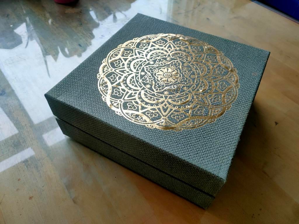 Vierkante doos met gouden decoratie, Huis en Inrichting, Woonaccessoires | Kisten, Zo goed als nieuw, Minder dan 50 cm, Minder dan 50 cm
