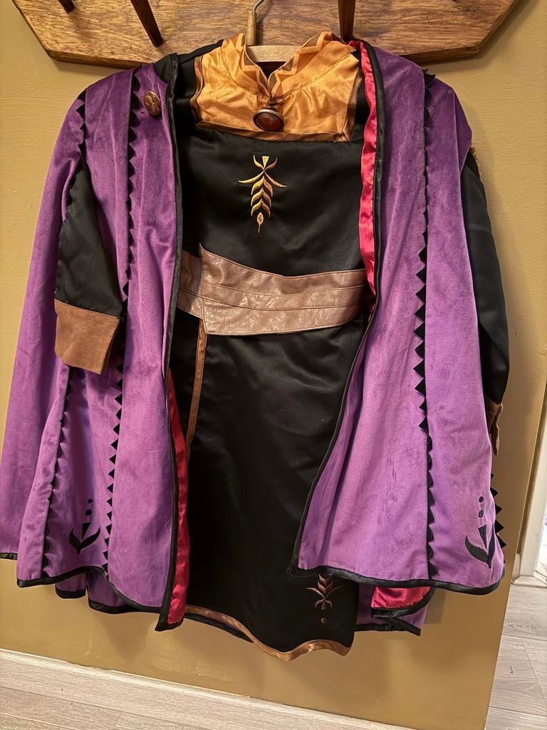 Frozen Anna Jurk met Cape - Maat 116, Kinderen en Baby's, Carnavalskleding en Verkleedspullen, Ophalen of Verzenden, Zo goed als nieuw