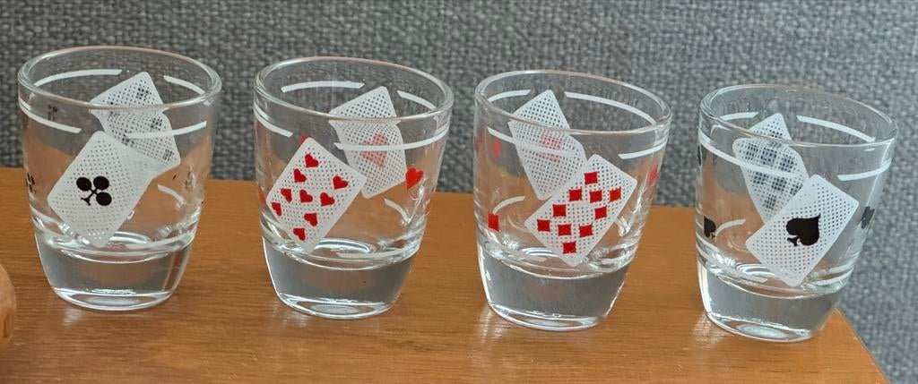 Set van 4 Shotglazen Borrelglaasjes met Speelkaarten, Verzamelen, Glas en Borrelglaasjes, Ophalen of Verzenden, Gebruikt, Borrel- of Shotglas