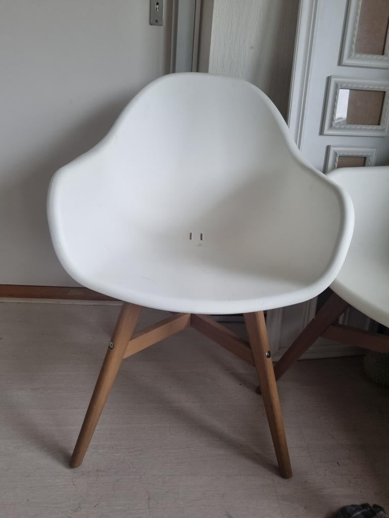 Ikea stoel - witte kuipstoel met houten poten, Wit, Scandinavisch, Zo goed als nieuw, Eén