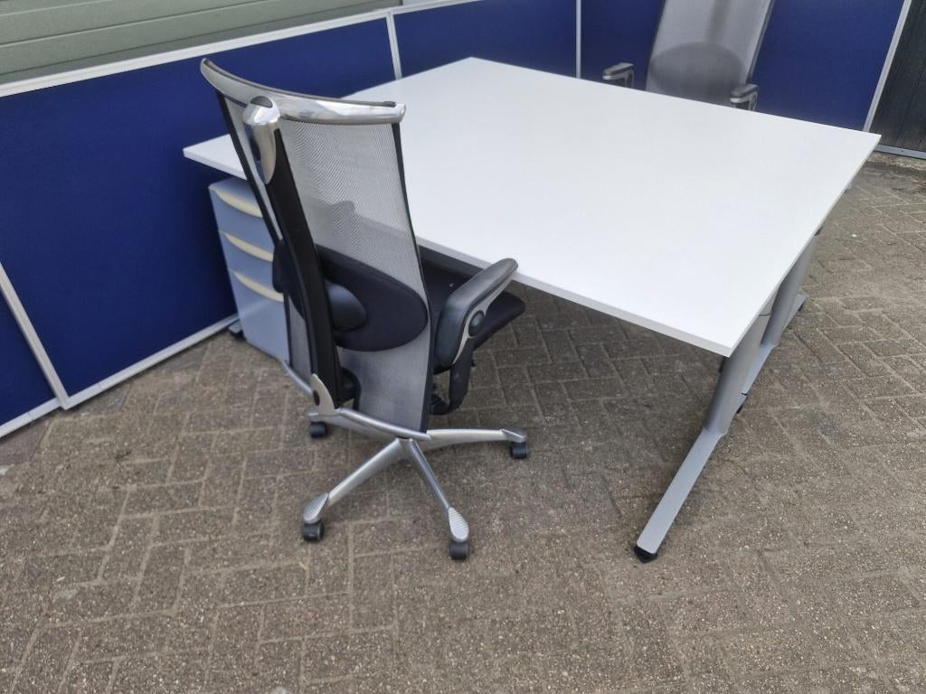 40x Steelcase bureau nieuwe bladen ( ook kasten ed te koop, Postbus, Sales@steelcase.com, In hoogte verstelbaar, Ophalen of Verzenden