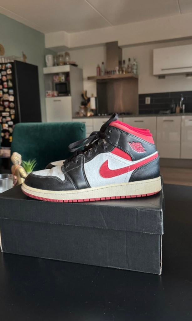 Nike Air Jordan 1 Mid, Ophalen of Verzenden, Sneakers of Gympen, Gedragen, Rood