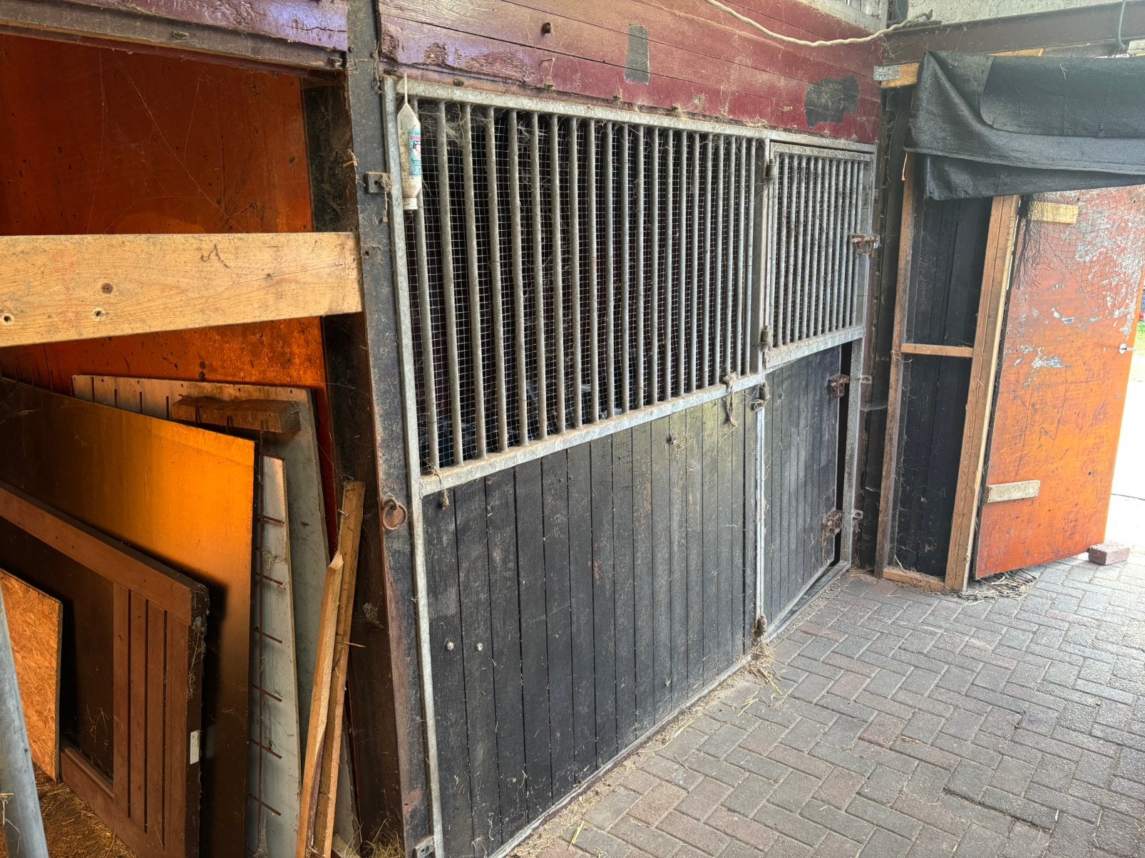 Hek met loopdeurtje voor paardenbox