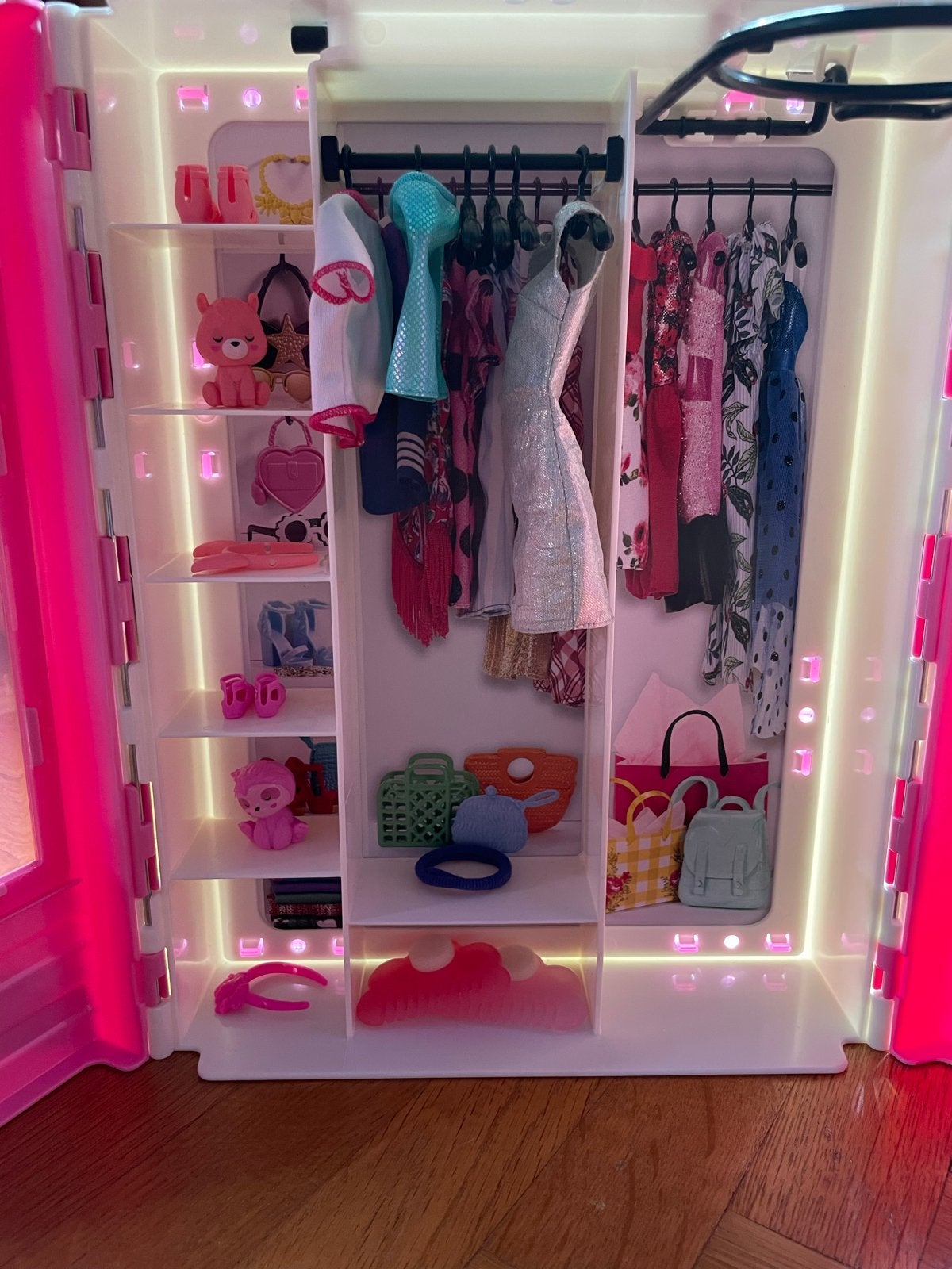 Barbie Kledingkast met accessoires en kleding, Kinderen en Baby's, Speelgoed | Poppen, Ophalen of Verzenden, Zo goed als nieuw