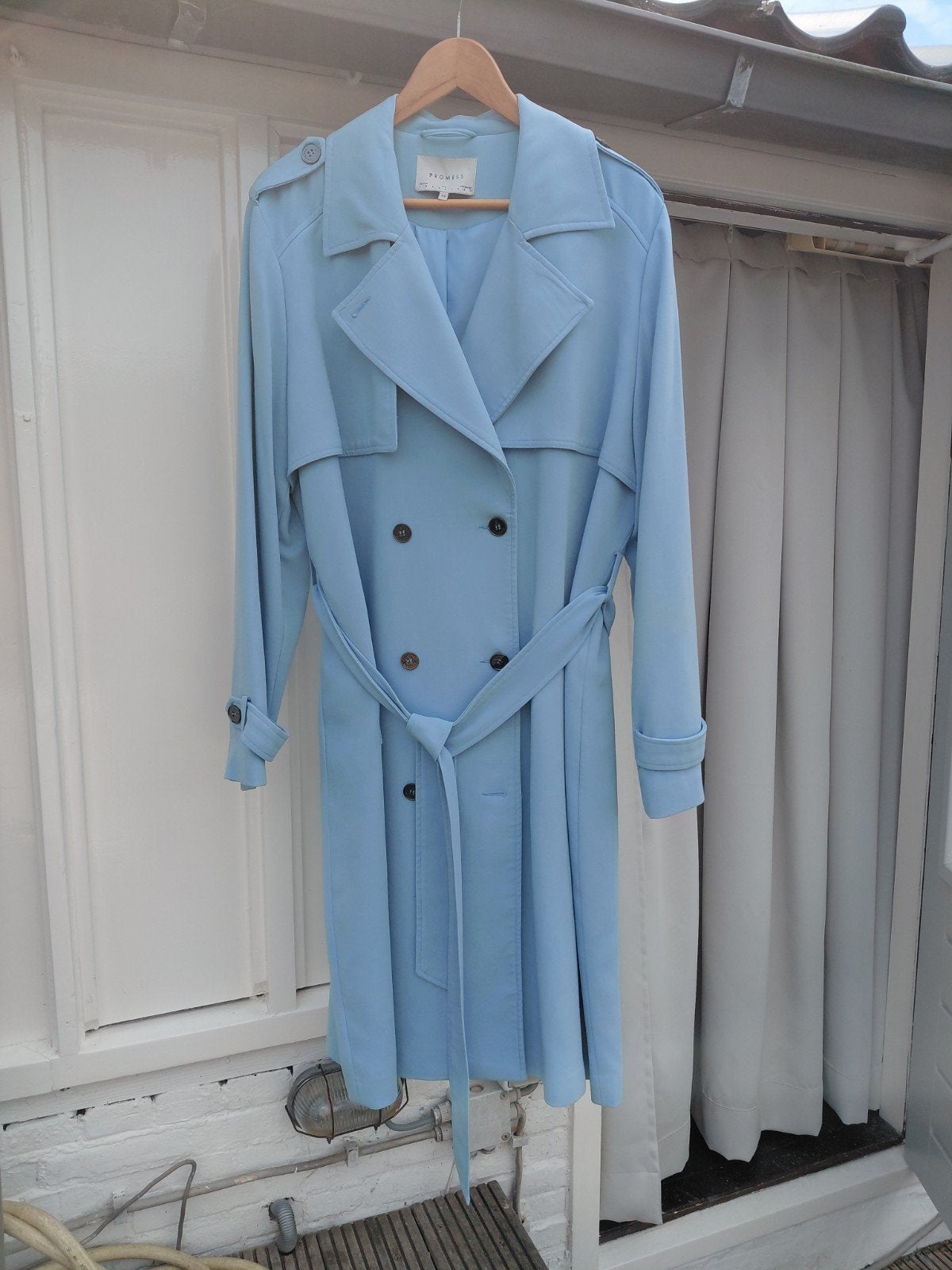 Promiss lichtblauwe trenchcoat - Maat 46/48 (XL), Promiss, Blauw, Maat 46/48 (XL) of groter, Ophalen of Verzenden