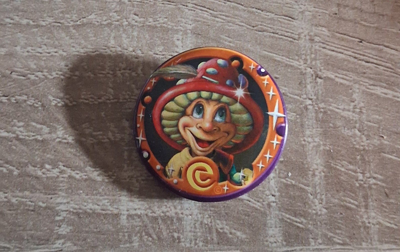 Efteling button met paddenstoel-figuur, Verzamelen, Efteling, Ophalen of Verzenden, Gebruikt, Button of Speldje